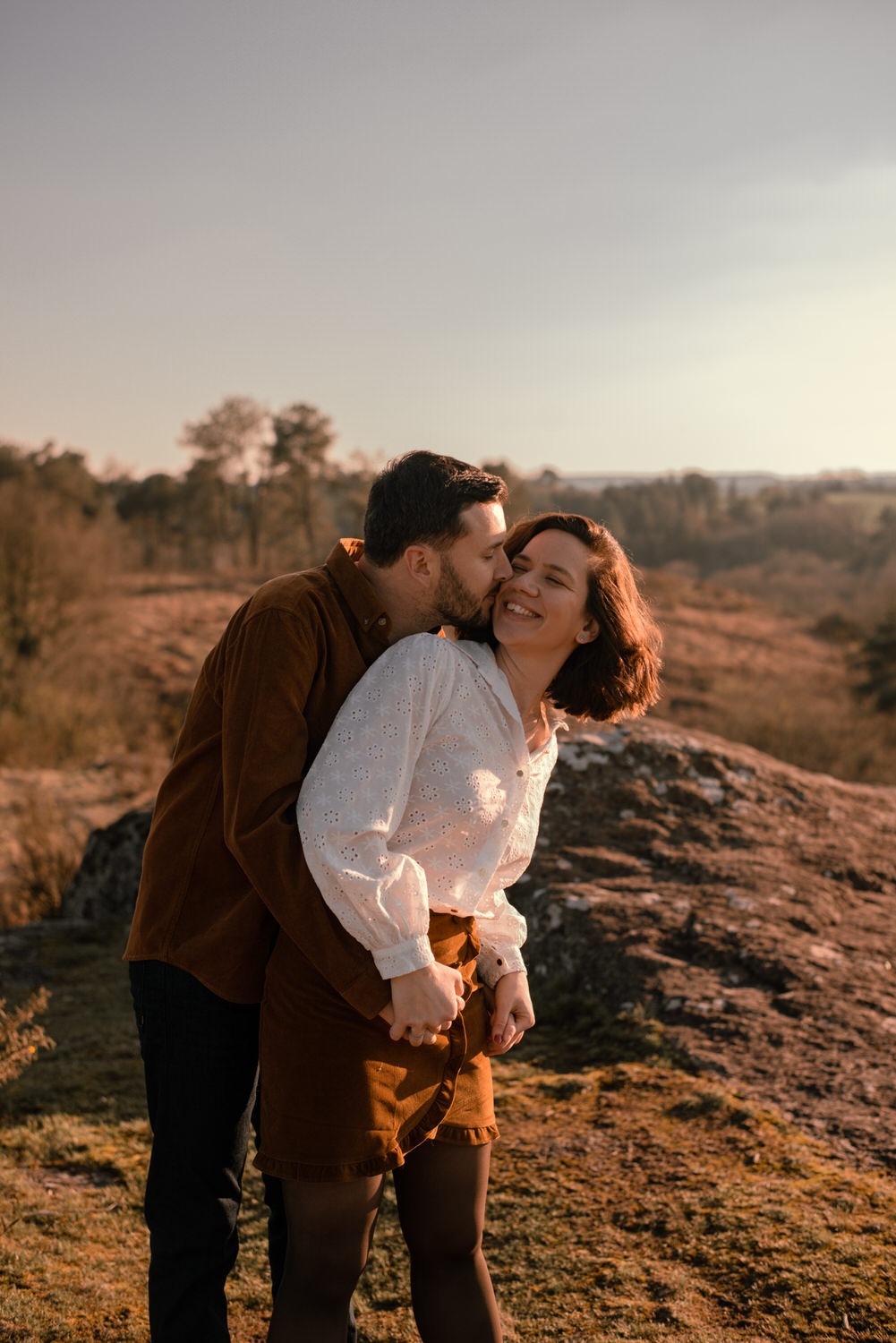 Seance de couple en forêt de Brocéliande près de Rennes à la golden hour