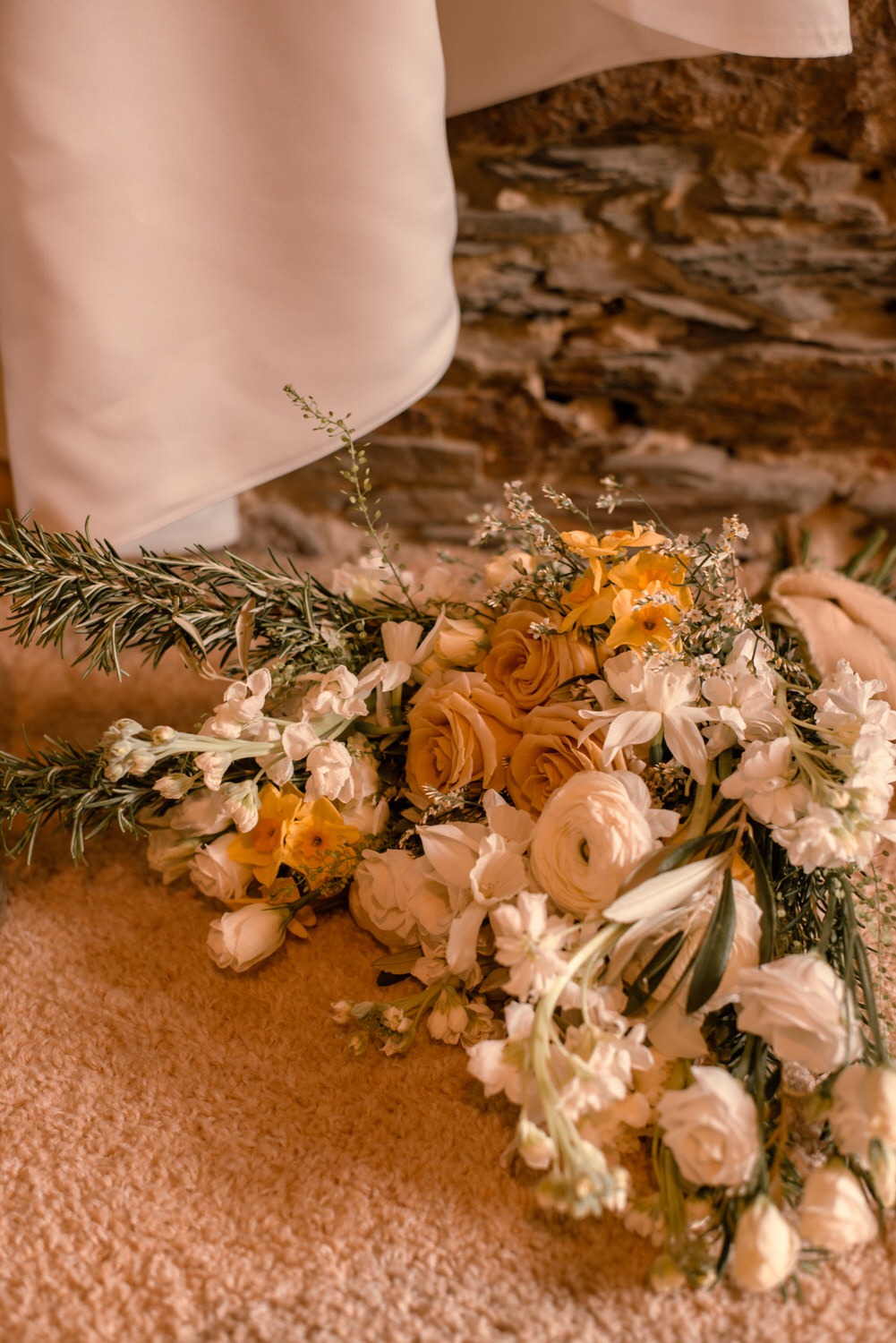 Le beau bouquet de la mariée imaginé et confectionné par Anais de chez Reine et Rose fleuriste