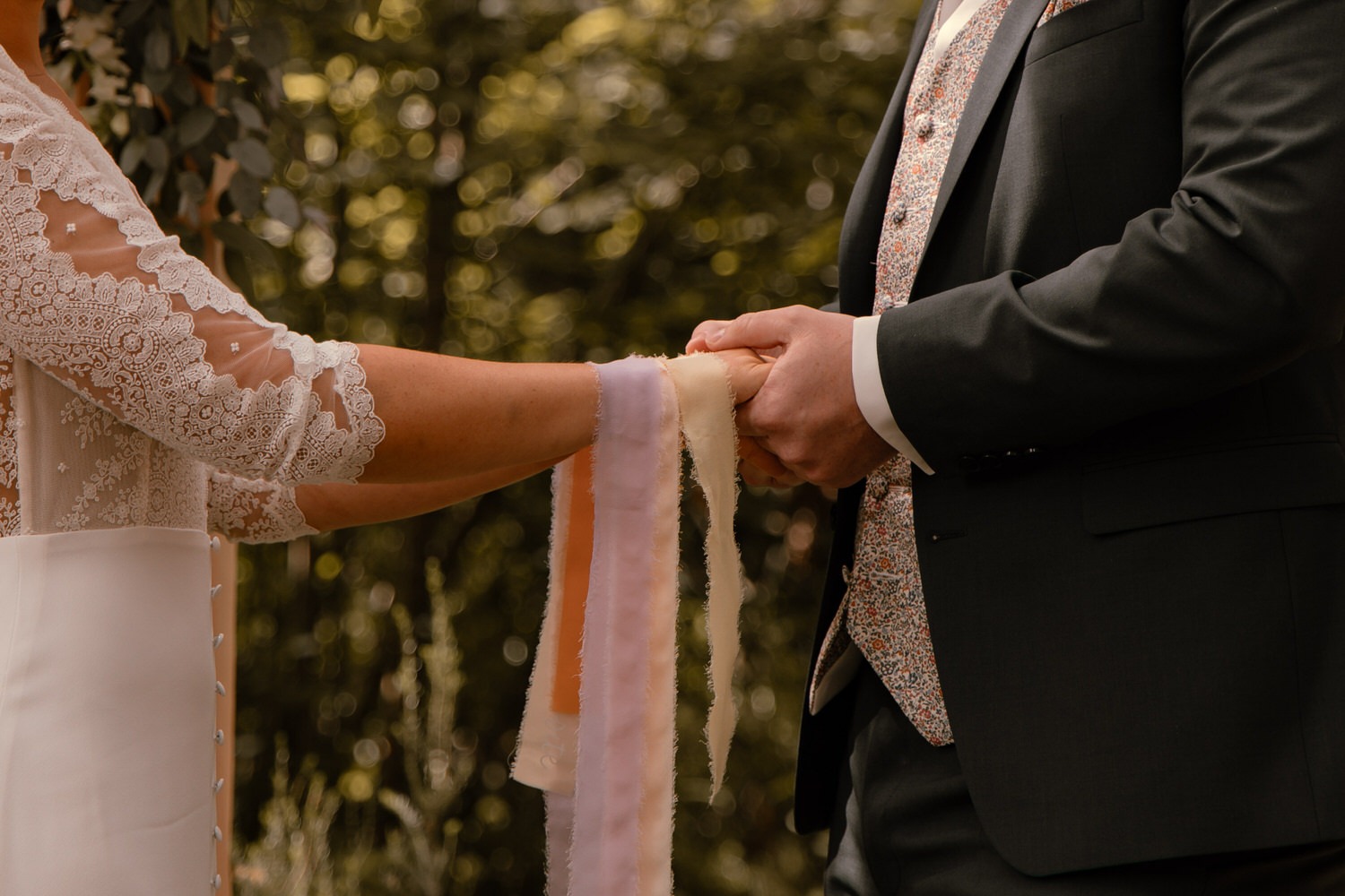 rituel de cérémonie laïque lors d'un mariage en Bretagne