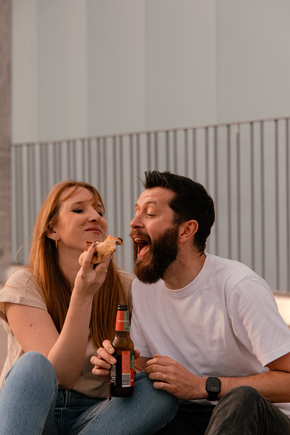 Séance photo de couple en rooftop à Rennes au coucher du soleil