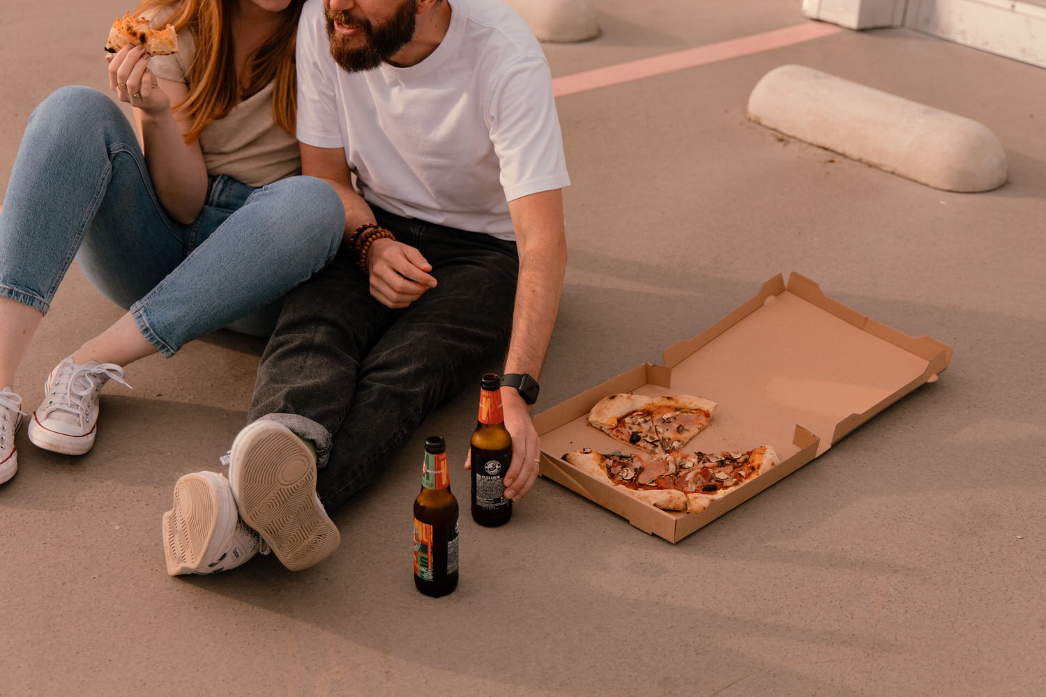 Séance photo de couple en rooftop à la golden hour