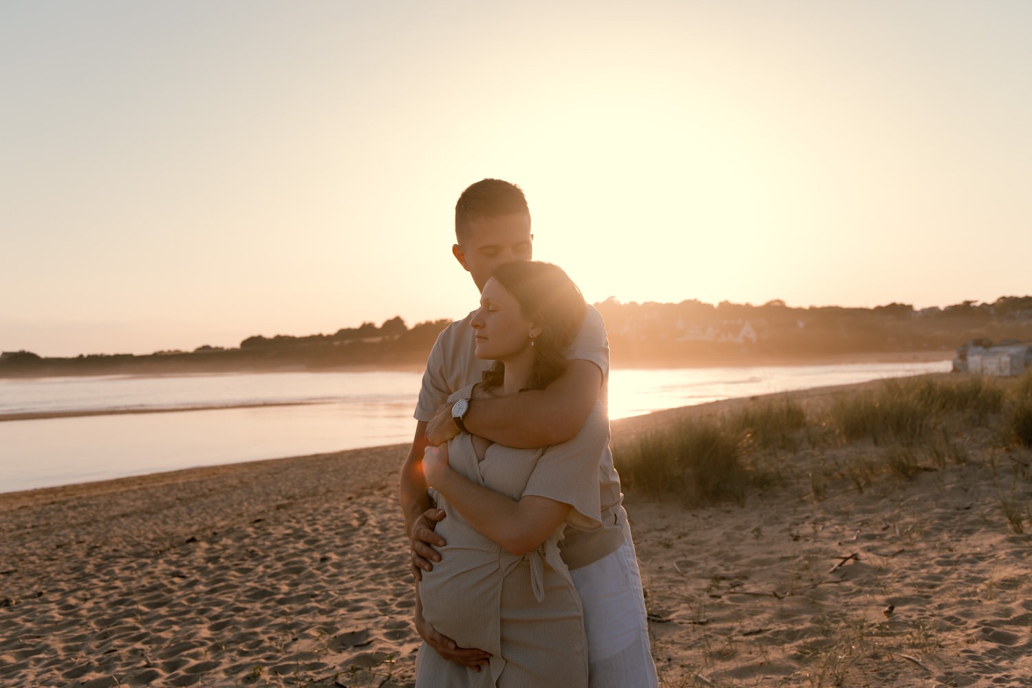 séance photo grossesse plage Morbihan coucher de soleil